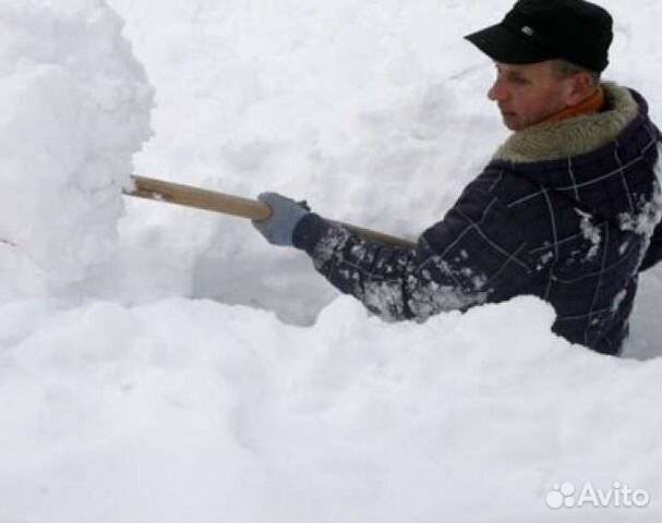 Кидает лопатой. Убирает снег. Лопата для уборки снега. Смешной уборщик снега. Человек с лопатой в сугробах.