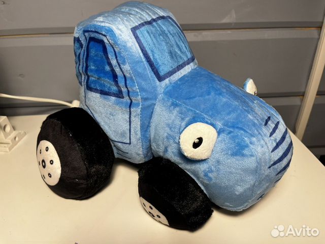Игрушка синий трактор