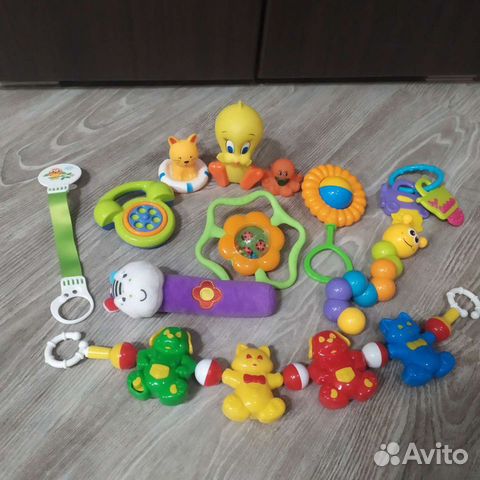 Погремушки и развивающие игрушки для малыша