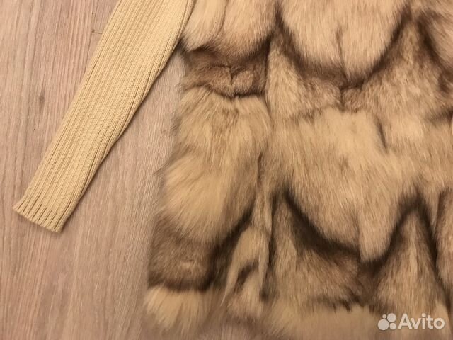 Жилет натуральный мех лисы, воротник песец