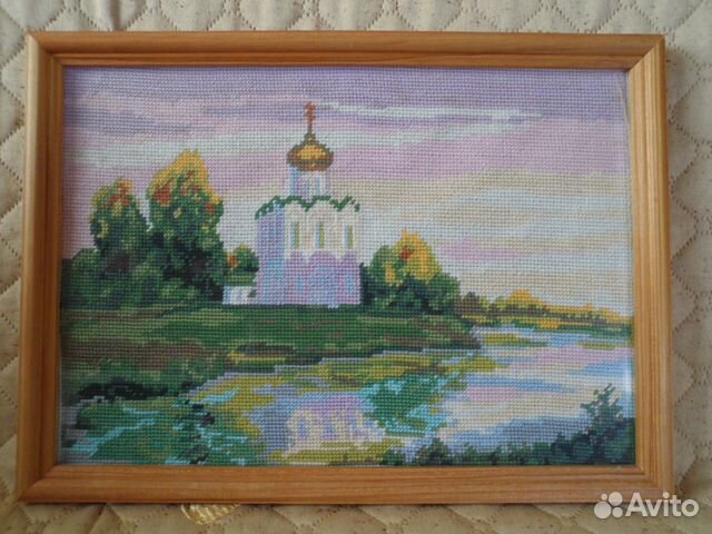 Продаю картины с вышивкой в рамках