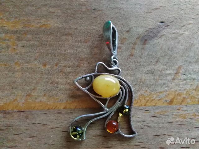 Серебряный кулон с янтарем Серебряный кулон с янтарем