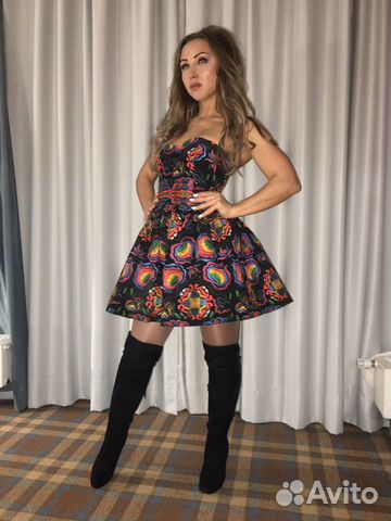 Яркое платье