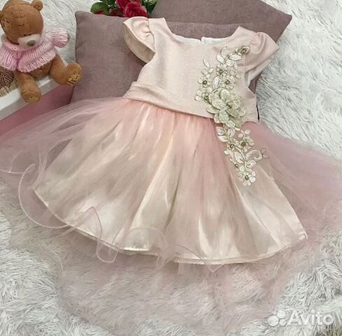 Шикарное платье со шлейфом Шикарное платье со шлейфом
