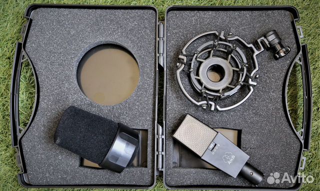 Студийный конденсаторный микрофон AKG C414 Студийный конденсаторный микрофон AKG C414