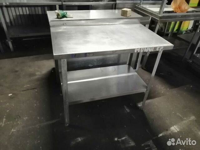Столы из нержавейки нижней полкой и решеткой Столы из нержавейки нижней полкой и решеткой