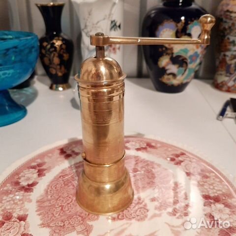 Старинная кофемолка из латуни с чугунными жерновам Старинная кофемолка из латуни с чугунными жерновам