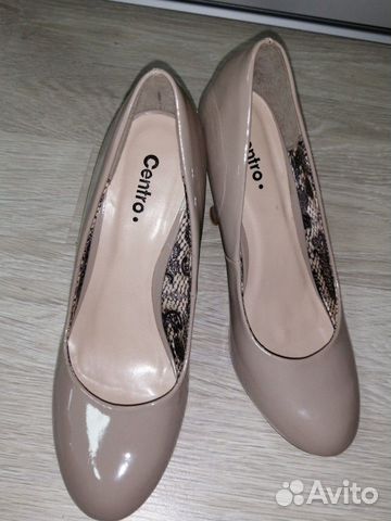 Туфли новые, 37 размер, бежевого цвета, лаковые