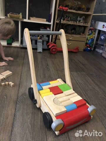 Тележка деревянная с кубиками plan toys