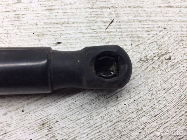 Амортизатор багажника задний Volkswagen Passat B7