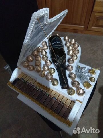 Рояль, корабль с конфетами