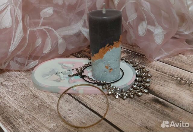 Свеча на бетоне