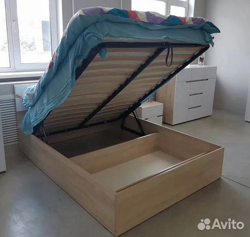 Белая кровать 