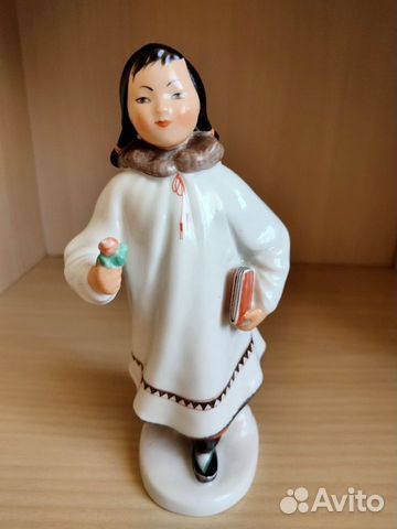 Статуэтка лфз «Якутка с цветком»