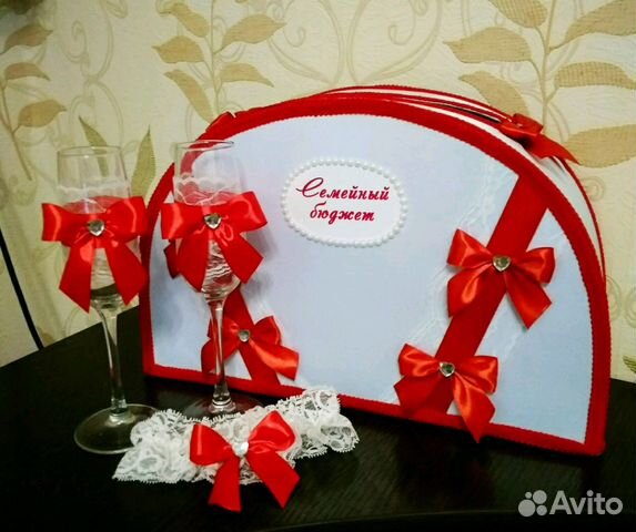 Свадебные бокалы и подвязка