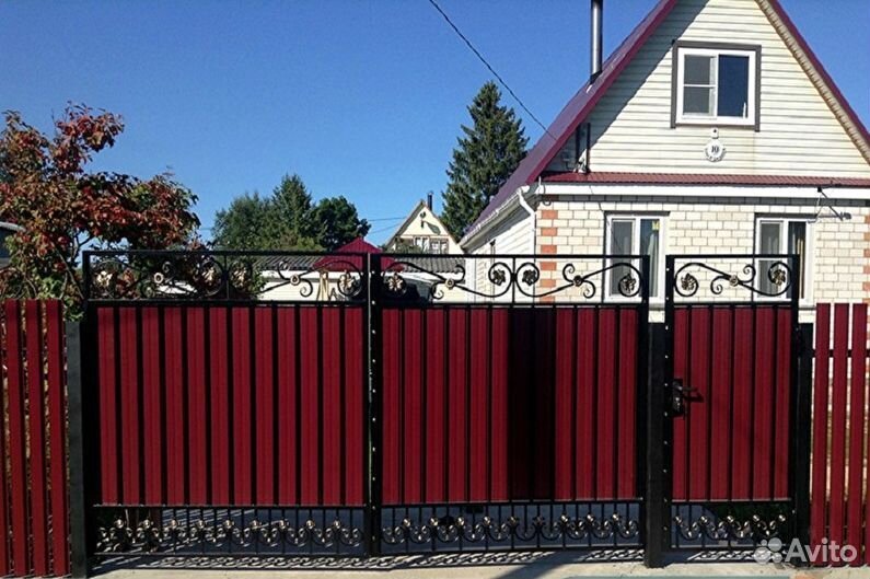 Забор из евроштакетника с воротами из профнастила
