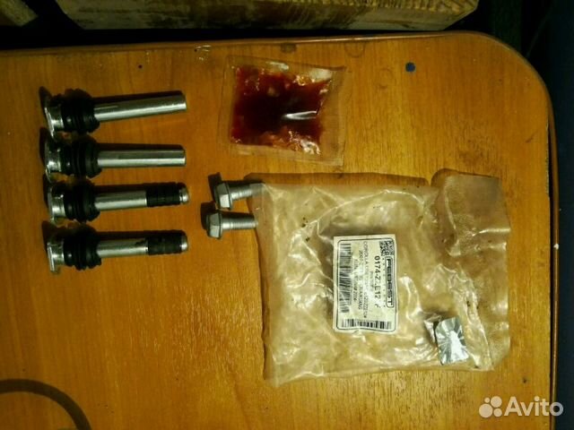 Направляющие суппорта тойота королла 150. Направляющие заднего суппорта королла 150. Направляющие суппортов королла. Направляющие суппорта тойота королла. Toyota carina e пыльник направляющих суппорта.