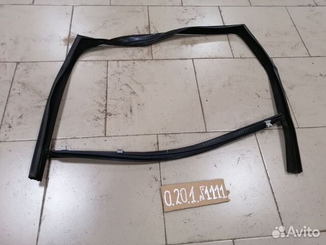 Уплотнитель стекла двери задний левый Land Rover R