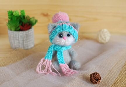 Мягкая вязаная игрушка котенок