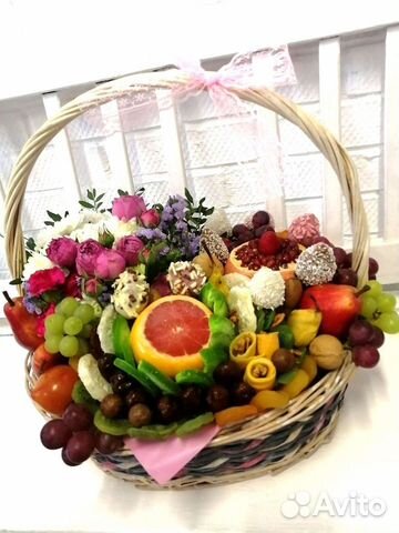 Сухофрукты, фрукты, клубника в шоколаде и цветы