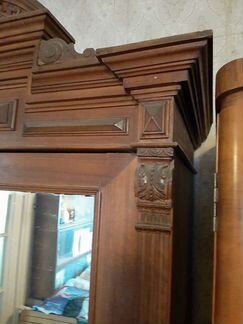 Старинный шкаф с зеркалом