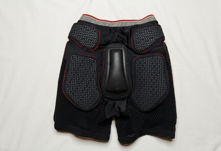 Защитные шорты dainese
