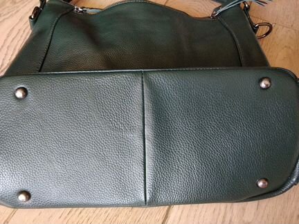 Вместительная зелёная сумка с множеством карманов