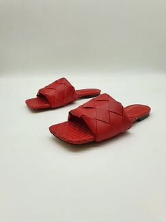 Шлепанцы bottega veneta крупное плетение красные