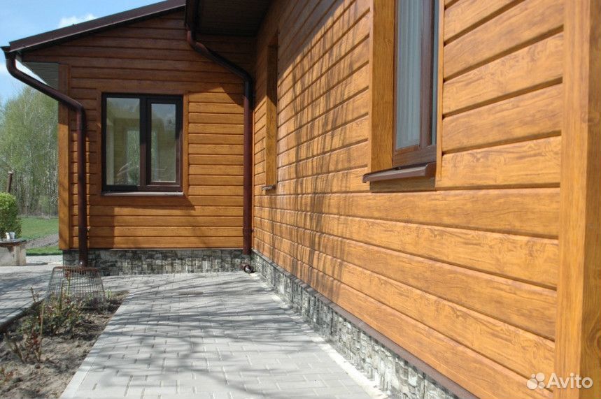 Дом обшитый металлосайдингом золотой дуб