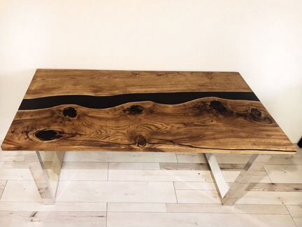 Обеденный стол из массива с смолой