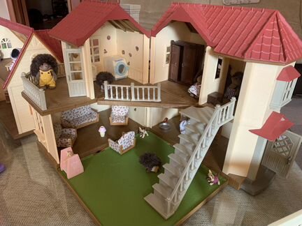 Sylvanian Families большой дом с мебелью и ежами