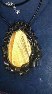 Кулон из кожи с пейзажной яшмой