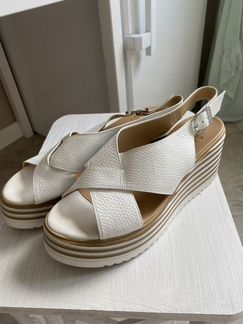 Сандалии новые