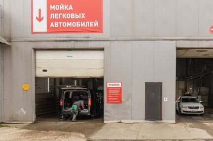 Мойщик автобусов, грузовиков и автомобилей