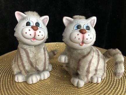 Две фигурки котов пушистых