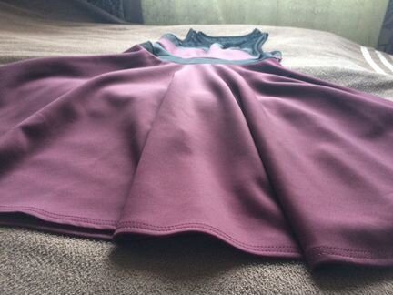 Элегантное бордовое платье