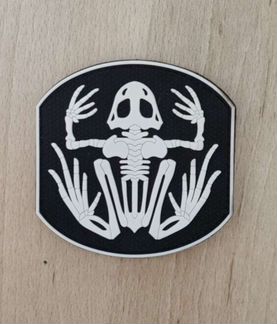 Патч skeleton frog светится в темноте