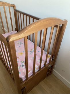 Кровать для новорождённых из дерева