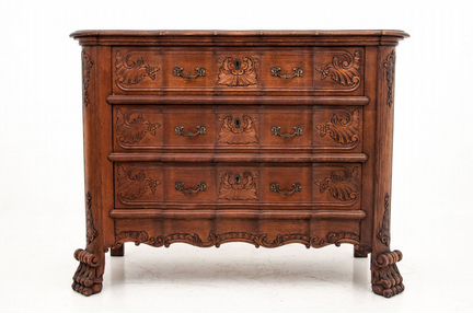 Комод антикварный с лапами