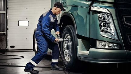 Автослесарь в грузовой Автосервис