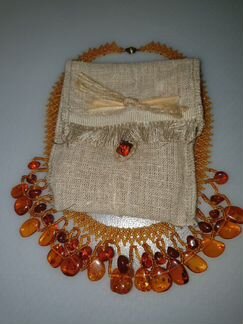 Колье из янтаря с чехлом