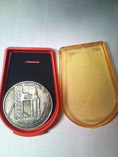 Медальон, выпущенный в честь первого запуска ракет