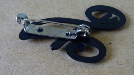 Брошь в виде буквы А