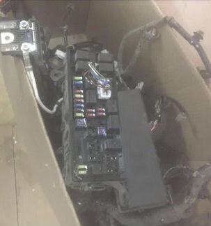 Блок предохранителей с проводами на Mitsubishi paj