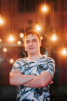 Диджей / DJ, свето - звукооператор с оборудованием