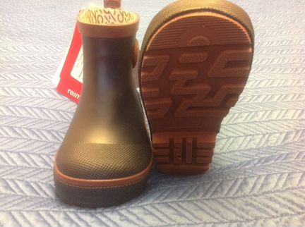 Продам новые резиновые сапоги Reima