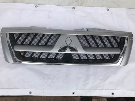 Решетка радиатора передняя Mitsubishi Pajero 3