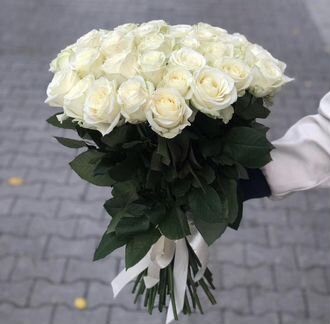 Цветы розы белые