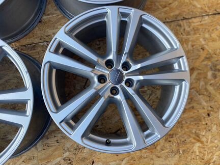 Комплект литых дисков R20x9 5x112 на Audi Q7 4M