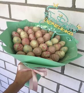 Подарок из ягод и цветов